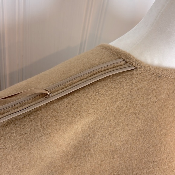 NWOT ELIE TAHARI tan wool poncho with real kangaroo fur pockets - Picture 7 of 8